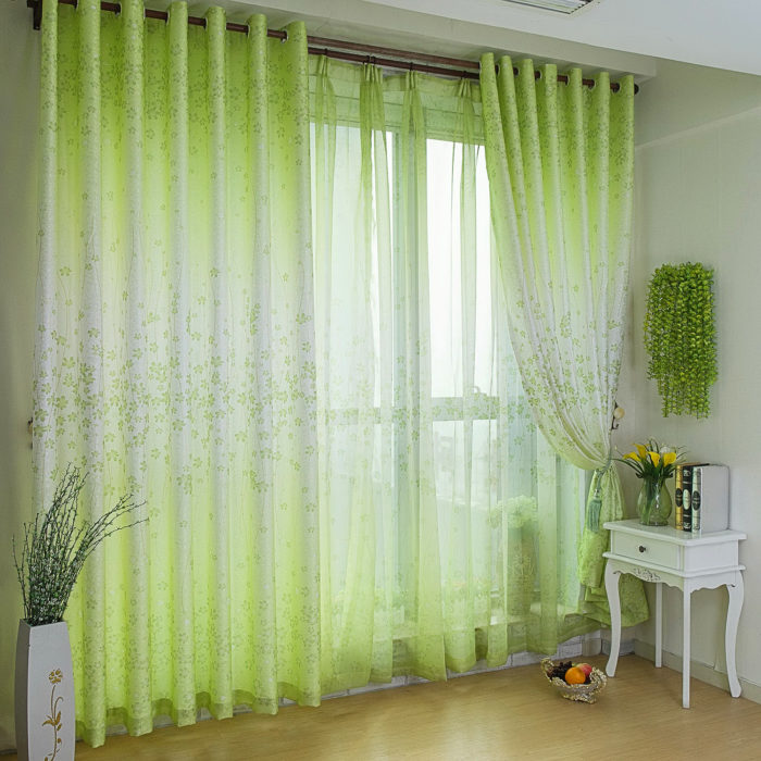 Зеленые занавески освежат вашу спальню