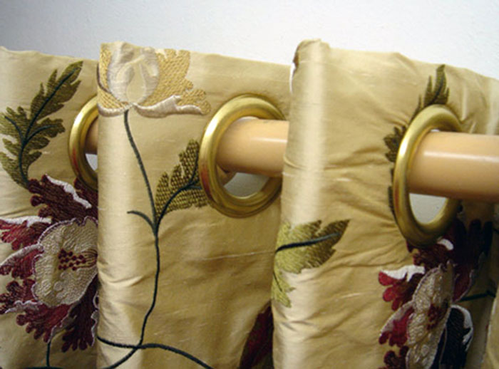 Металлические люверсы на шторах, кроме всего, помогут надолго сберечь ткань от износа