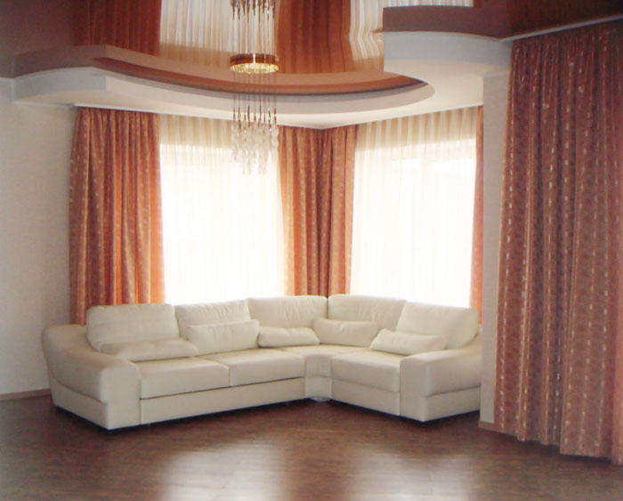 В помещениях с низкой двухуровневой натяжной потолочной частью не следует использовать тяжелые ткани с ламбрекенами и бахромой