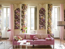 well_designed_living_room_with_floral_fabrics_on_the_wall_and_curtains