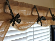 diy-burlap-kitchen-curtains-easily