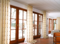 elegant-modern-living-room-curtains-design-beige-patterned-vertical-curtains-white-long