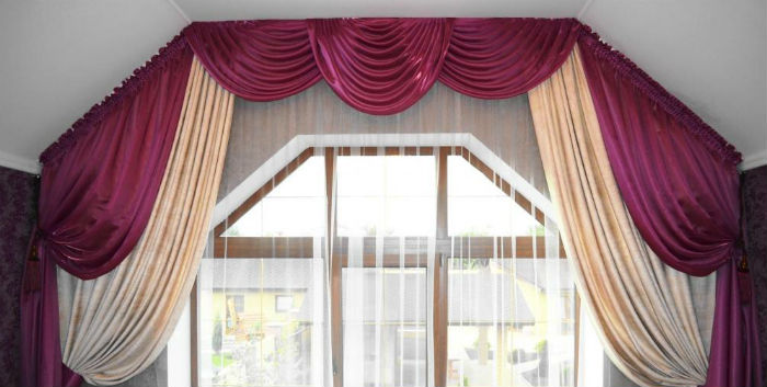 В маленьких помещениях карниз для скошенного окна рекомендуется закрепить под самым потолком, не по проему окна, а по контуру перекрытия, чтобы зрительно помещение казалось чуть выше и шире