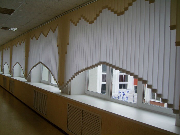 Мультифактурные шторы могут быть раздвижными и нет, они прекрасно подходят как для дома, так и для публичных помещений, как показано на фото