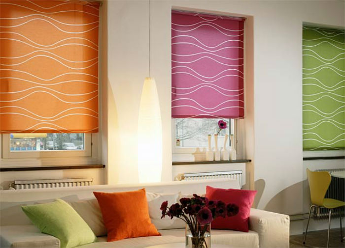 В одном помещении можно повесить жалюзи разных цветов, важно, чтобы они сочетались с текстилем либо обивкой мебели