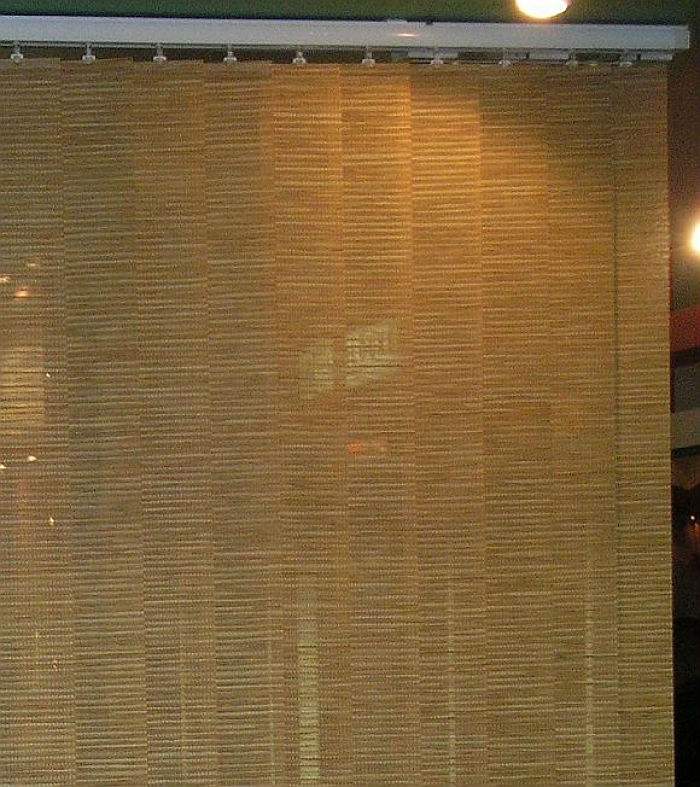 На фото перегородка, выполненная из бамбуковых вертикальных жалюзи, закрепленных на потолке