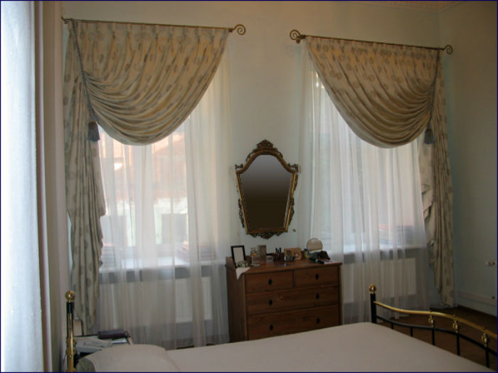 Тяжелые портьеры актуальны в больших гостиных и спальнях, в маленьких помещениях лучше отдать предпочтение легким тканям