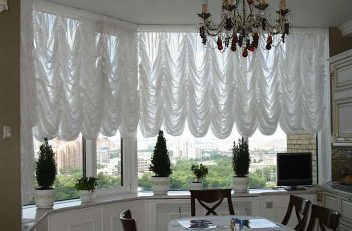 Французские шторы из легких тканей надежно защищают от света, благодаря плотности складок