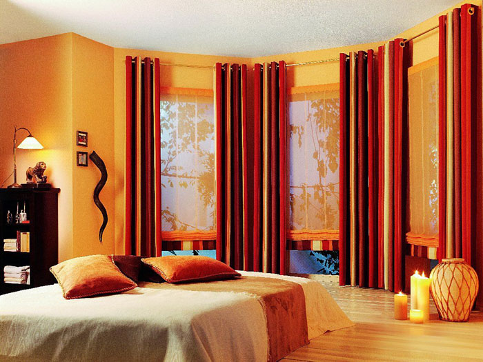 Пример оформления штор в спальне на фото
