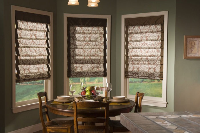 Очень оригинально и красиво римские шторы смотрятся на кухне