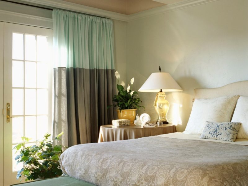 Фото спальни с серо-бирюзовой шторной композицией.